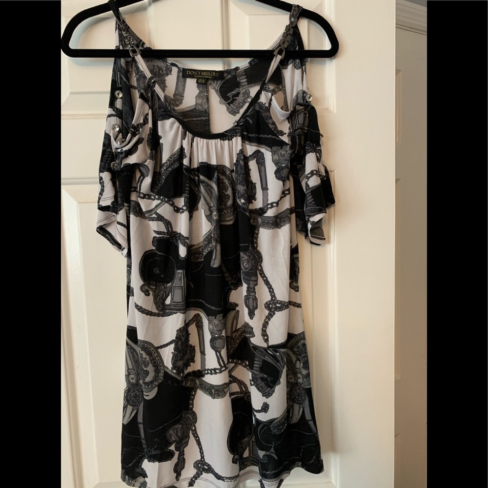 Cute black and white with open sleeve